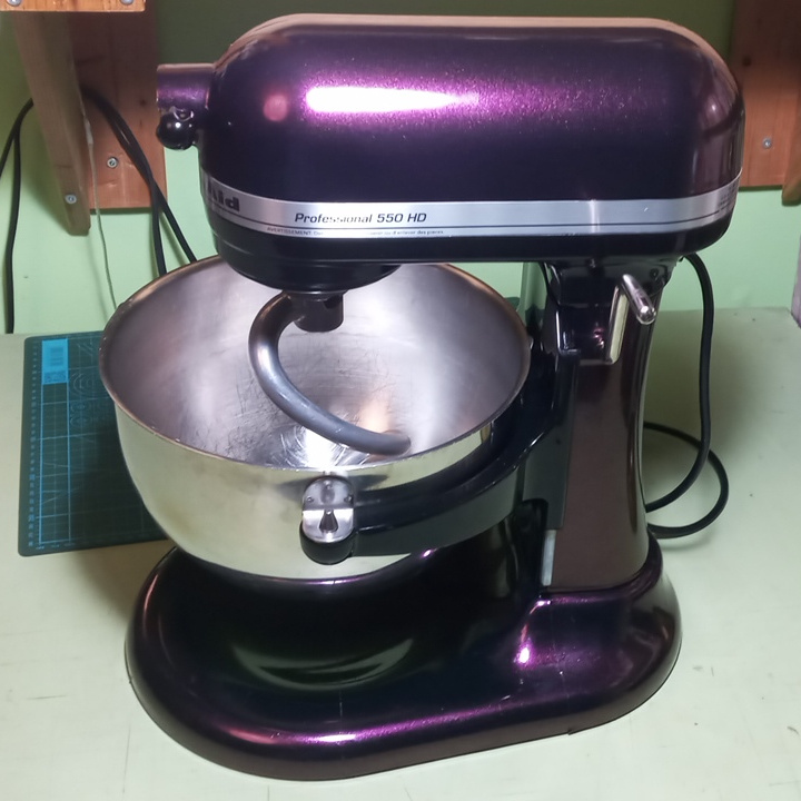 Vinyl wrapped stand mixer that transitions between purple and gold